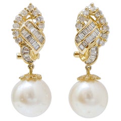 Orecchini con perle da 12,5 mm, diamanti e oro giallo da 18 carati.