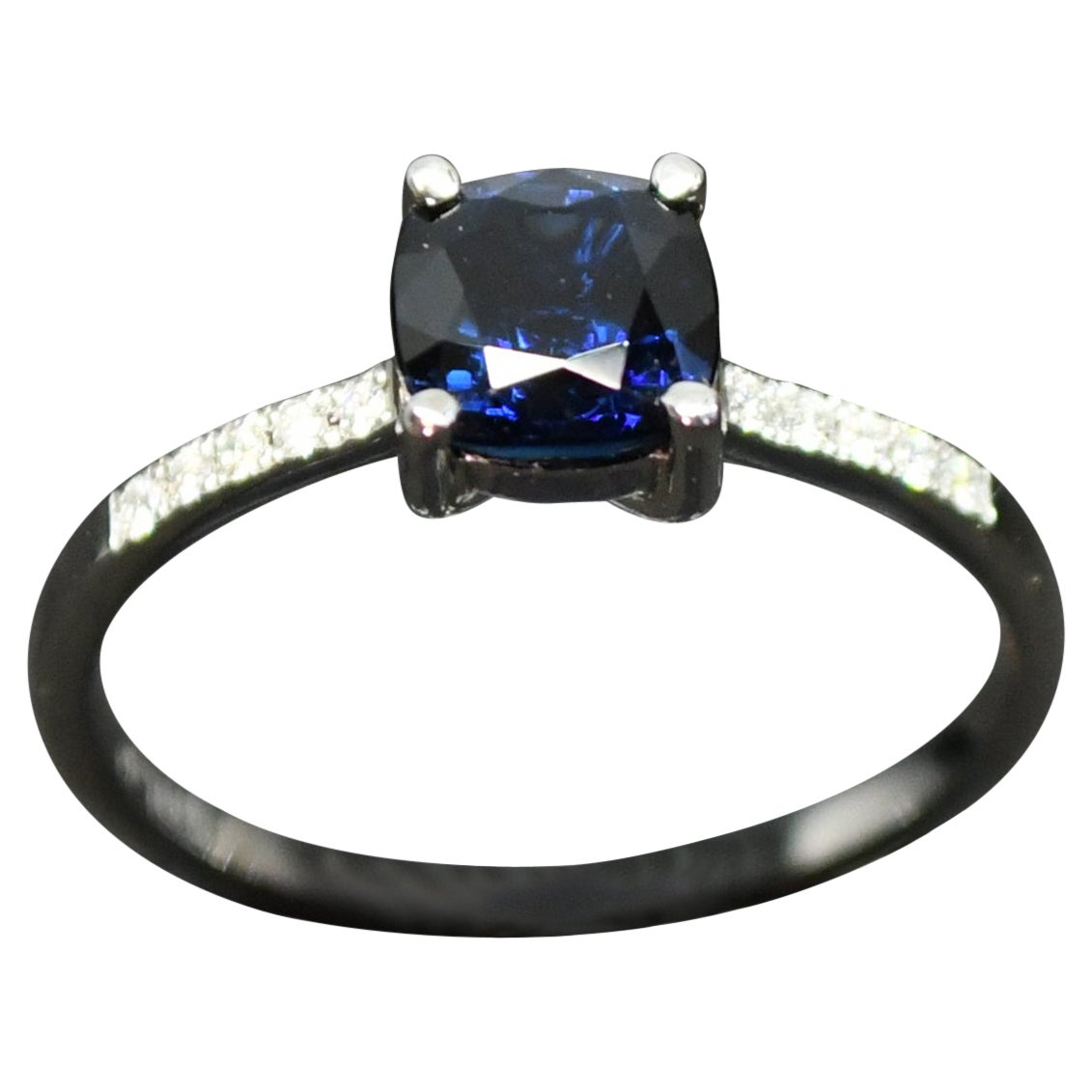 Anello in platino fatto a mano con zaffiro blu scuro taglio cuscino quadrato e 10 spalle di diamanti incastonati.

Zaffiro da 1,40 carati
Peso totale di 0,11 ct di diamanti.
Larghezza della banda di misura di 1,5 mm

Misura del dito M sulla tabella