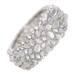 Brazalete moderno de piedra lunar, diamantes y oro blanco