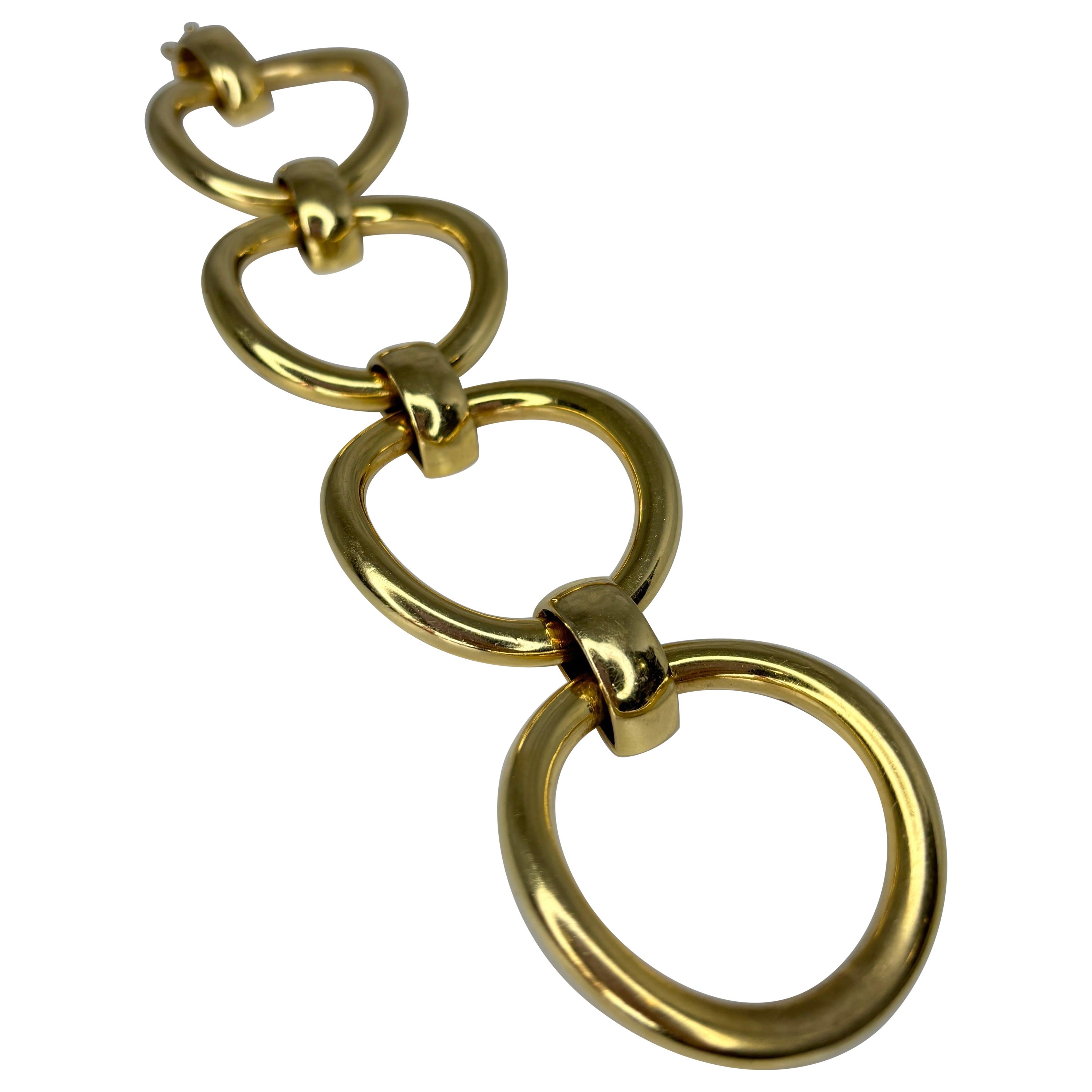 Ce bracelet moderne à maillons ronds surdimensionnés est une pièce d'affirmation audacieuse. Doté de grands maillons ronds imbriqués, il affiche une esthétique à la fois chic et minimaliste. Le bracelet est fabriqué en or 18 carats poli de haute