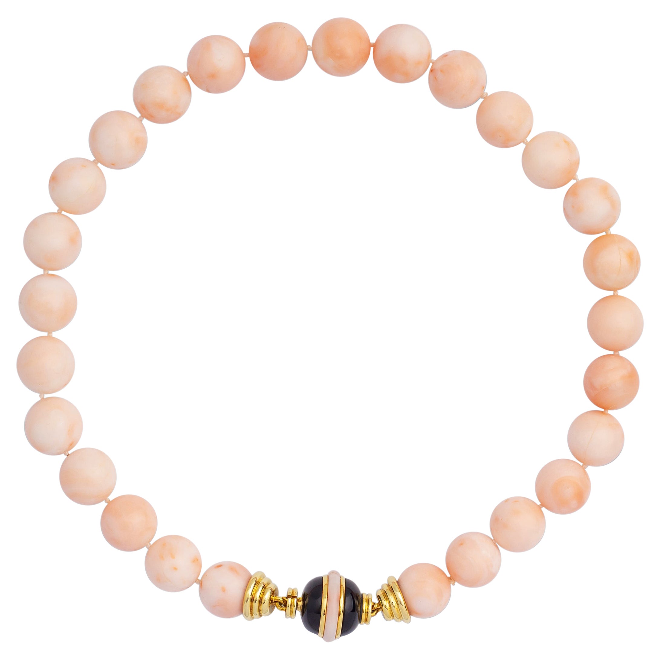 Korallenstrang aus Engelshaut mit Onyx und Verschluss aus 18 Karat Gold