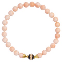 Korallenstrang aus Engelshaut mit Onyx und Verschluss aus 18 Karat Gold