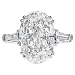 Diamante ovalado de 5,01 quilates certificado por el GIA con baguette cónica en oro blanco de 18 quilates