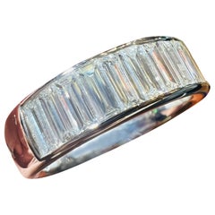 Media alianza con 1,83 quilates de diamantes talla baguette en oro blanco de 18 quilates