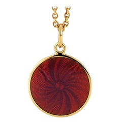 Collana con ciondolo a forma di disco rotondo in oro giallo 18k con smalto guilloche lampone