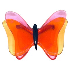 Mod Transparente Schmetterlingsbrosche aus Lucite in Rosa, Orange und Twiggy-Stil, ca. 1960er Jahre