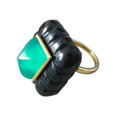 Anello con piramide di onice nero inciso a forma rettangolare in onice verde in oro giallo 14k