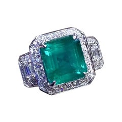 Esmeralda zambiana de 7,00 quilates certificada por AIG Diamantes de 2,00 quilates Anillo de cóctel de oro de 18 quilates
