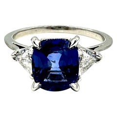 Platinring mit 2,90 Karat natürlichem Saphir in Kissenform und Trilliant-Diamant