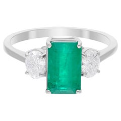Bague artisanale en or blanc 14 carats avec émeraude de Zambie SI/H et diamants