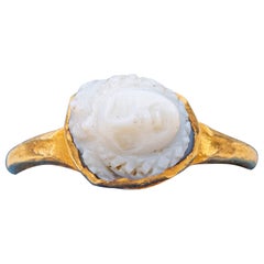Piccolo anello d'oro con cammeo scolpito Medusa antica romana del 2° secolo