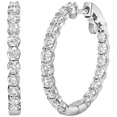 Pendientes de aro de oro blanco de 14 quilates con 5,00 qt de diamantes engastados en garras compartidas de adentro hacia afuera