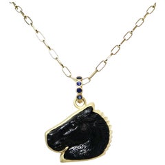 18 Karat enhancer, geschnitzter schwarzer Onyx-Pferdkopf, Saphirbügel