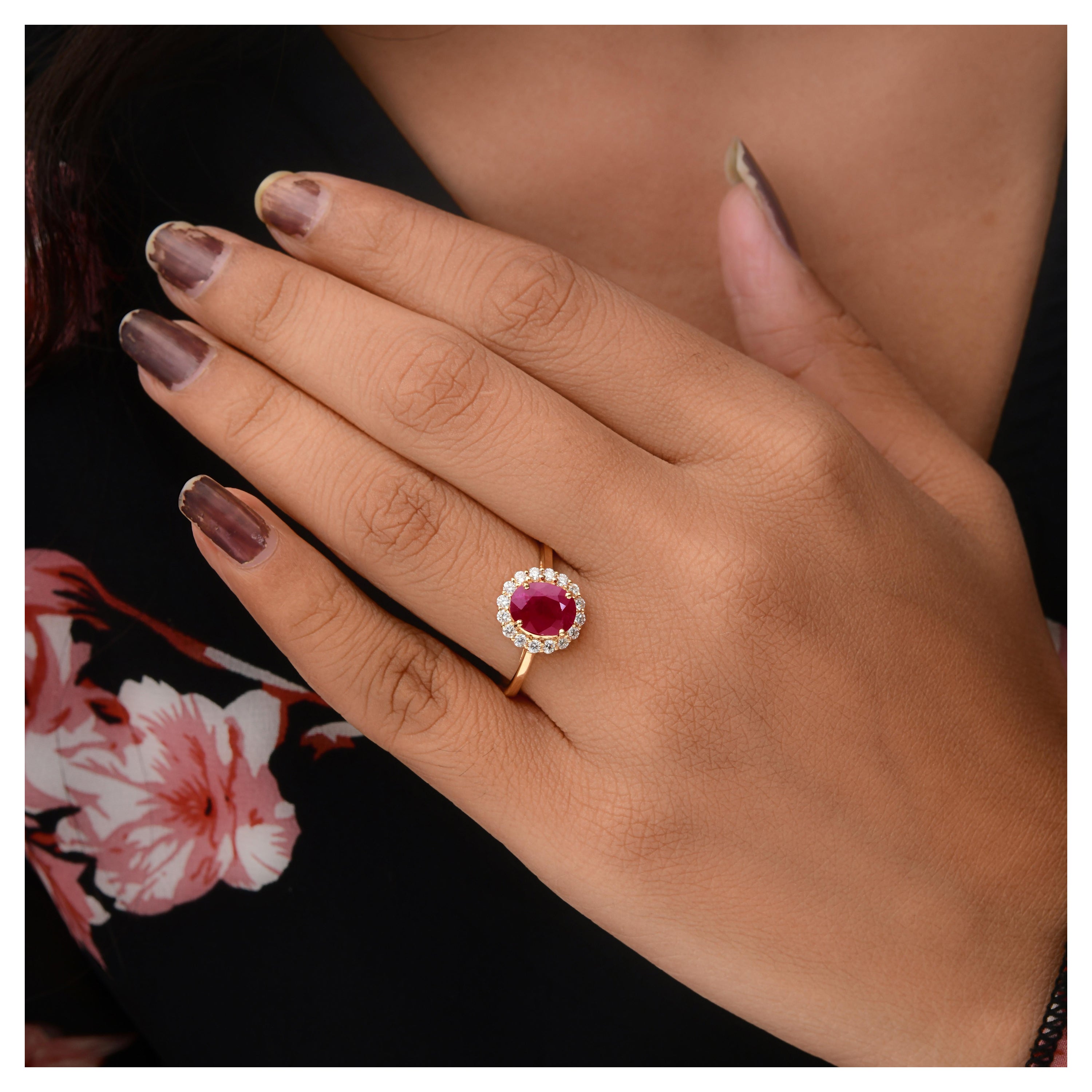 Anillo con halo de diamantes y rubíes naturales de forma ovalada Joyería de oro amarillo de 18 quilates hecha a mano