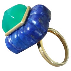 Anello con piramide di onice verde e lapislazzuli inciso a forma di rettangolo in oro giallo 14 carati