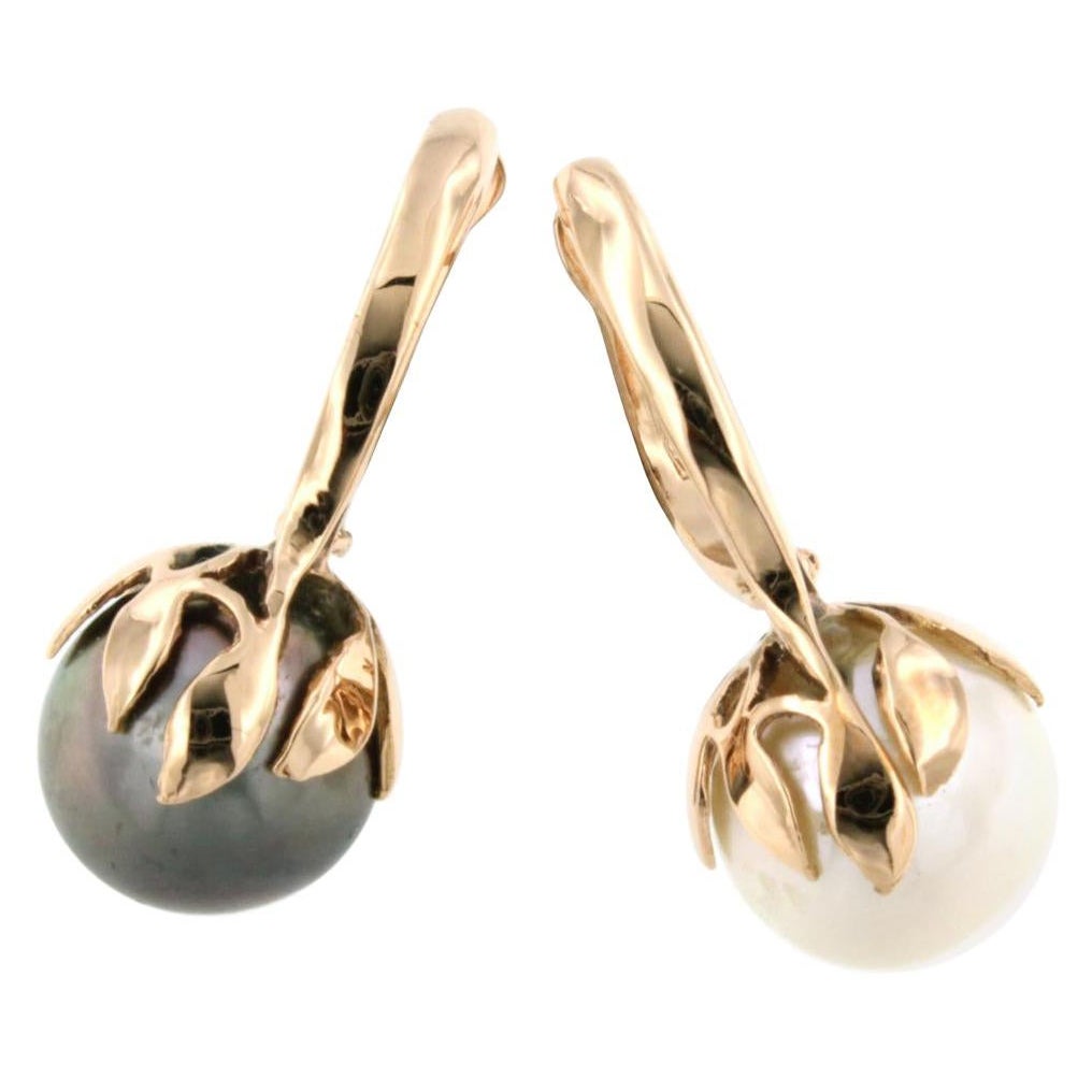 Pendientes Clásicos Intemporales de Oro Rosa de 18 Kt con Perla de Tahití y Perla Blanca