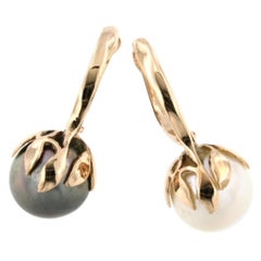 Pendientes Clásicos Intemporales de Oro Rosa de 18 Kt con Perla de Tahití y Perla Blanca