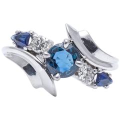 Retro Sapphire Diamond Ring in Luxurious Platinum