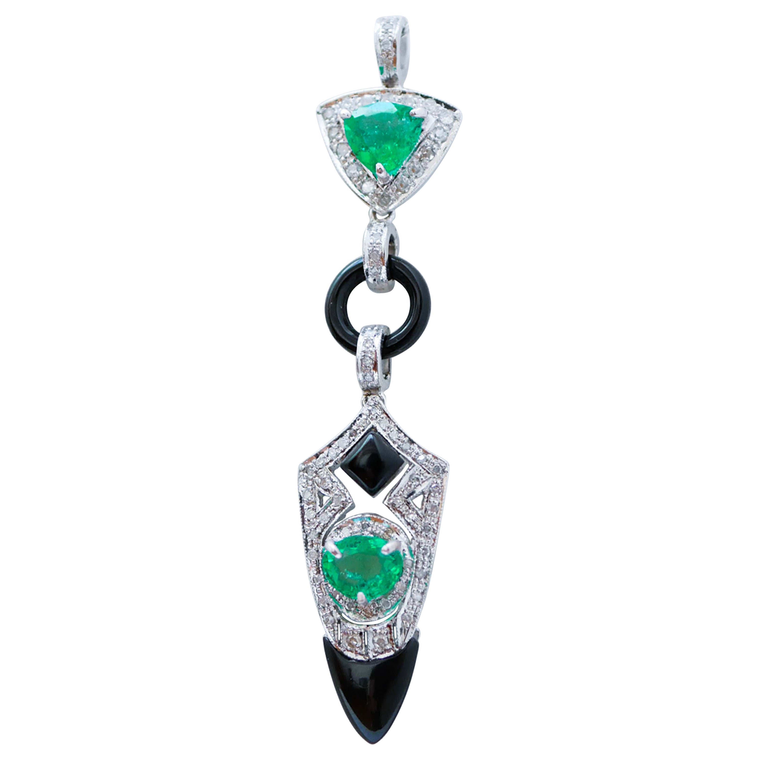 Collana con ciondolo in onice, smeraldi, diamanti e platino. in vendita