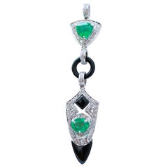 Collana con ciondolo in onice, smeraldi, diamanti e platino.