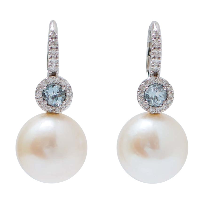 Perle da 13 mm, topazi color acquamarina, diamanti, orecchini in oro bianco da 18 carati.
