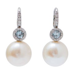 Perle da 13 mm, topazi color acquamarina, diamanti, orecchini in oro bianco da 18 carati.
