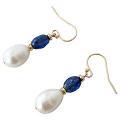 Marina J. Pendientes de perla, cianita y gancho de oro amarillo macizo de 14k