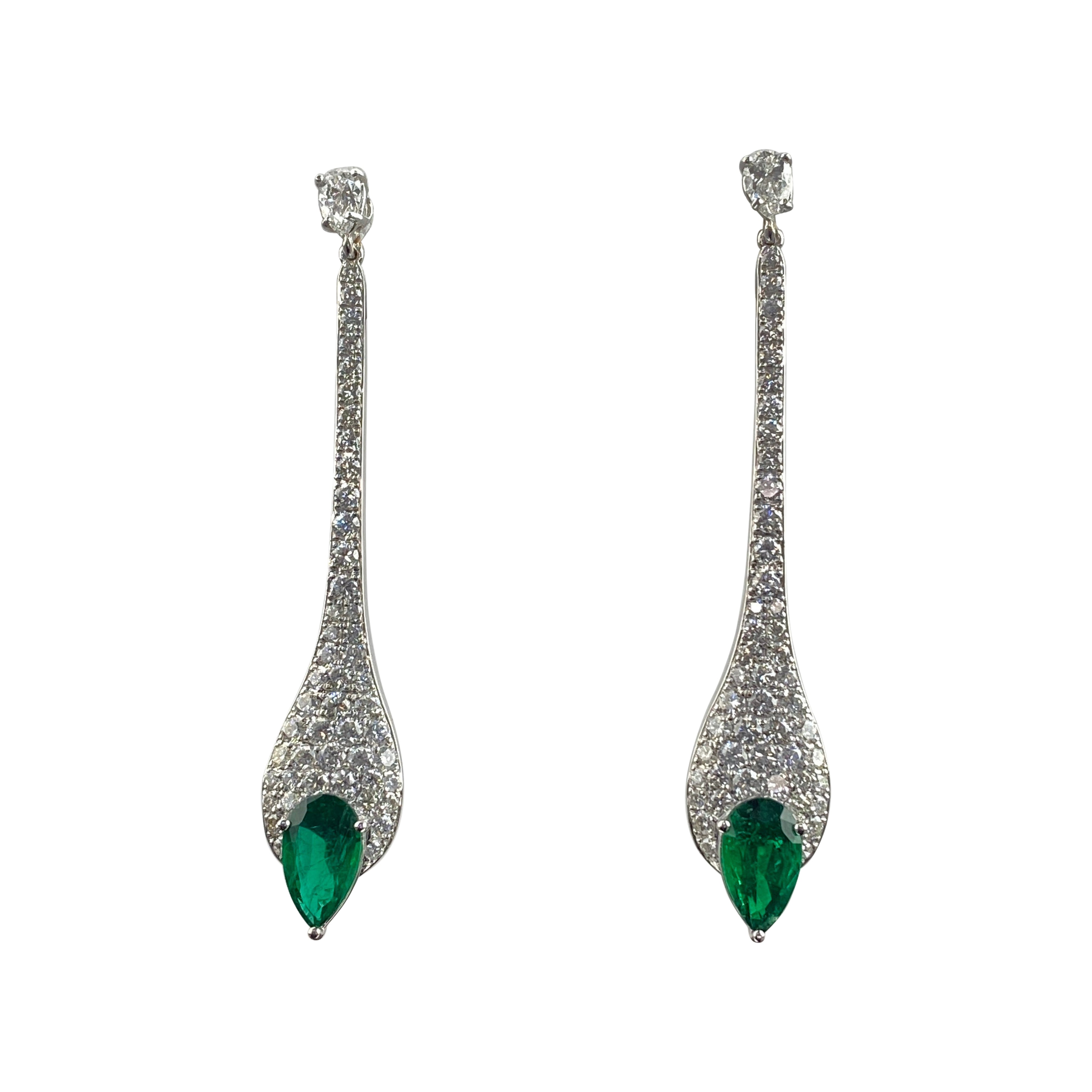 Orecchini con smeraldo e diamante a forma di pera da 3,03 carati