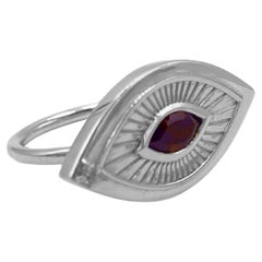 Anillo simbolista de oro blanco de 18 quilates con diamantes y granates en forma de ojo de suspiro victoriano