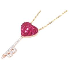 Collier pendentif clé en forme de cœur en or et diamant rubis