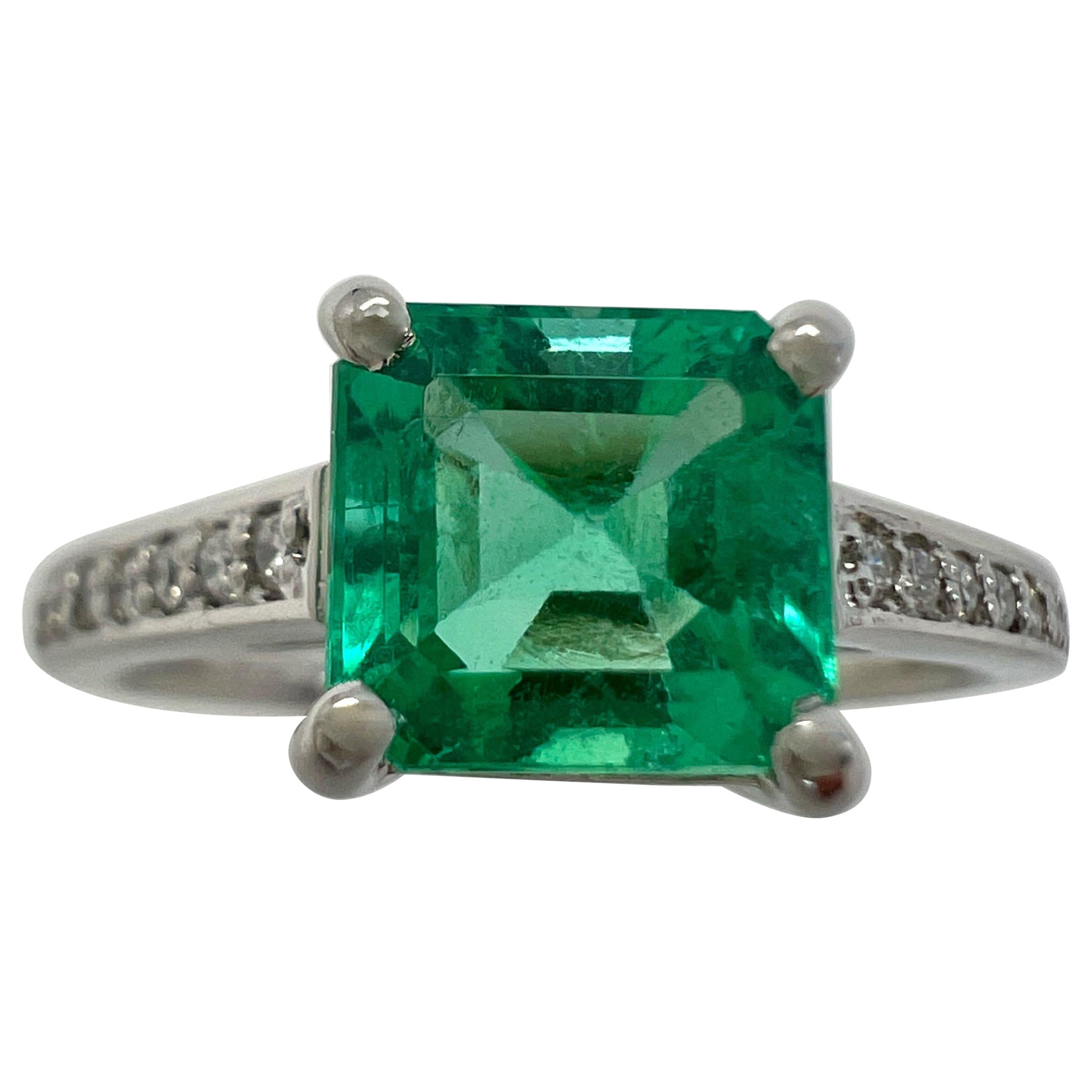Anillo solitario en platino con esmeralda colombiana verde claro de 1,07 ct y acento de diamante en venta