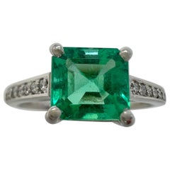Anillo solitario en platino con esmeralda colombiana verde claro de 1,07 ct y acento de diamante