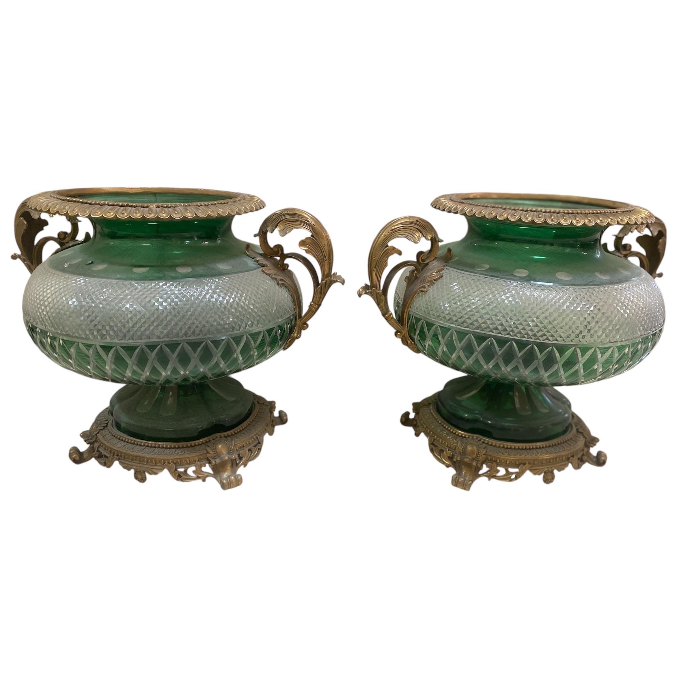 Paar antike Urnen aus grünem Glas mit vergoldeten Bronzedetails im Angebot