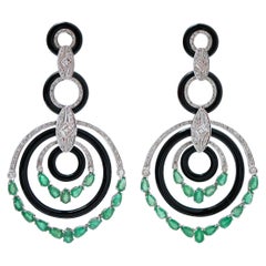 Orecchini con smeraldi, onice, diamanti, platino e oro bianco 14 kt.