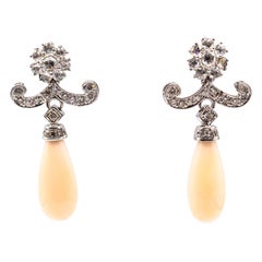 Orecchini a perno in oro bianco con diamanti bianchi e corallo rosa chiaro in stile Art Deco