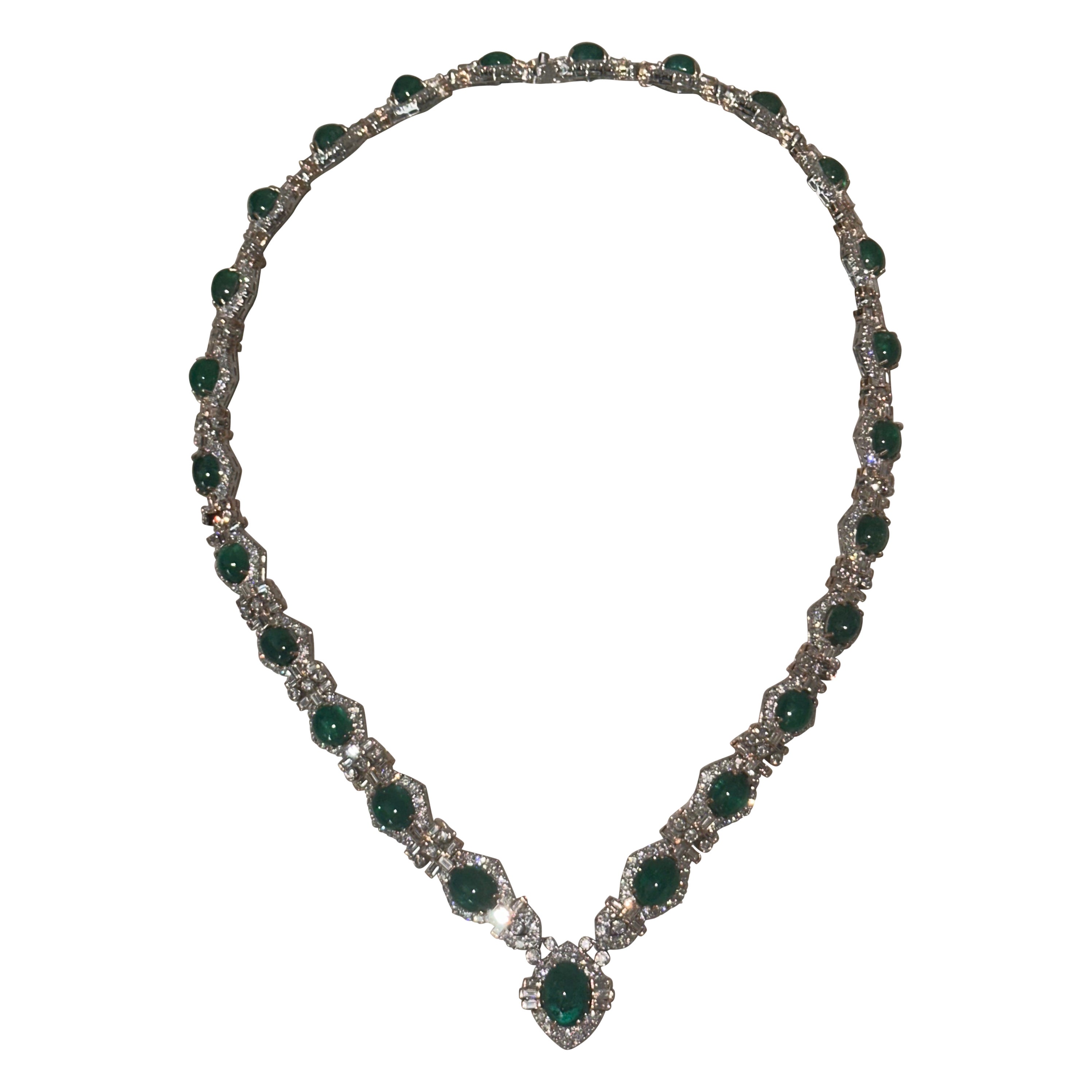 76cts Cabochon Smaragde und 36,7 Karat Diamant Halskette im Angebot