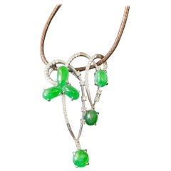Pendentif de jade vert impérial du Myanmar en or 18 carats avec diamants
