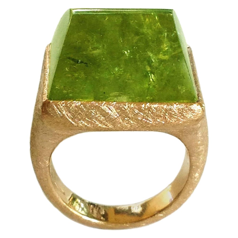 Dalben Green Garnet Scratch Engraved Gold Ring