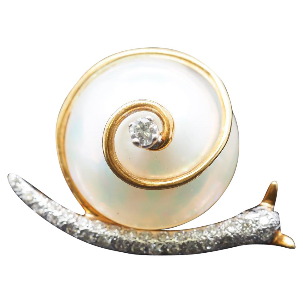 Broche Caracol de Oro Amarillo de 18 K con Diamantes y Perla