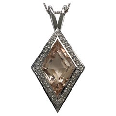 Collana con ciondolo a forma di aureola in oro bianco 18 carati con Morganite e diamanti taglio Kite Fancy da 3,43 carati