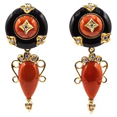 Orecchini in oro giallo in stile Art Déco Mediterraneo con corallo rosso, diamante bianco e onice