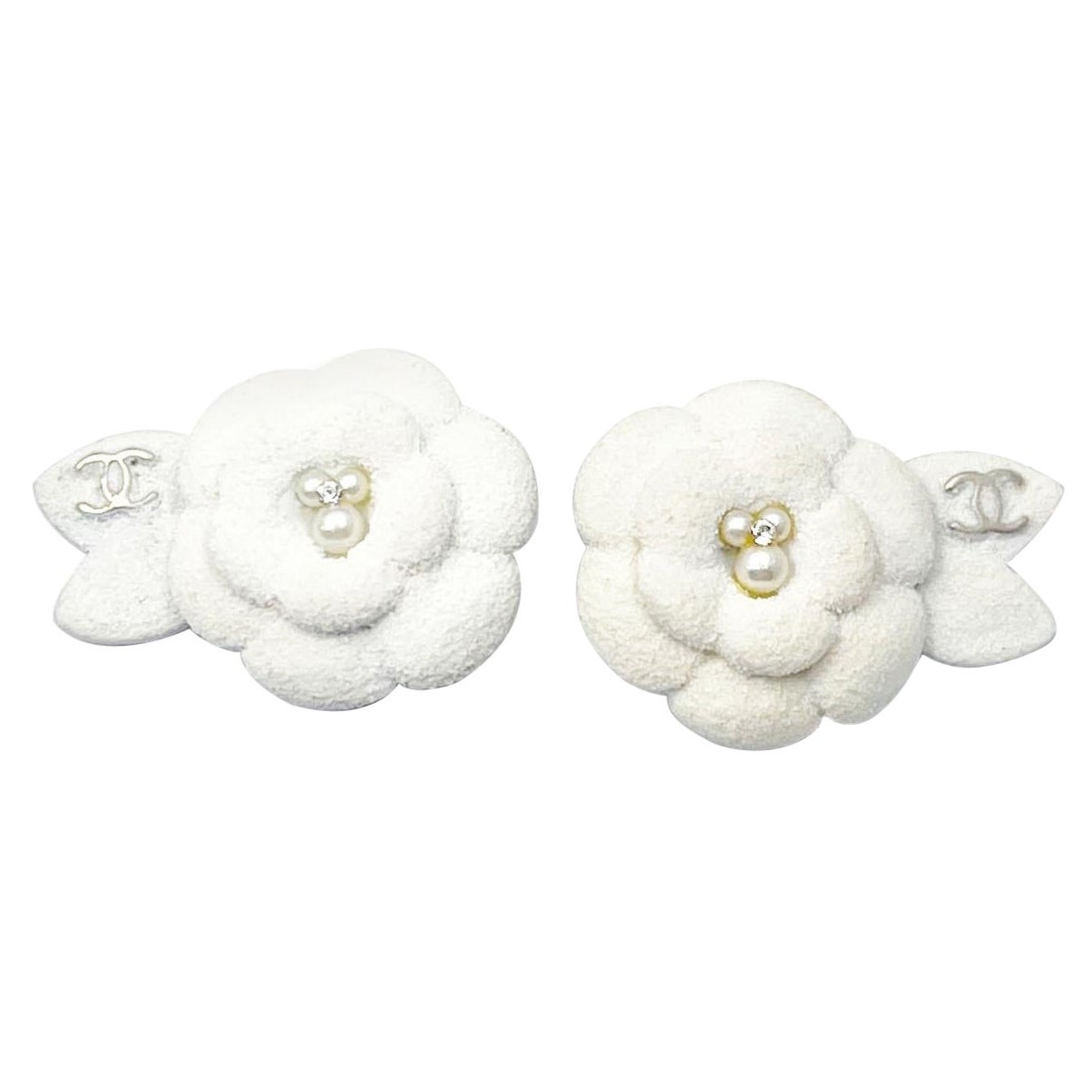 Chanel Classic Silber CC Elfenbein Kamelie Blume Clip auf Ohrringe