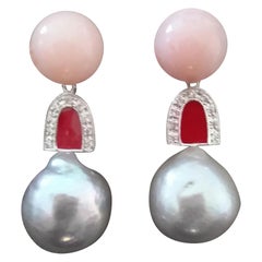 Boucles d'oreilles baroques de couleur grise naturelle, opale rose, or, diamants et émail rouge