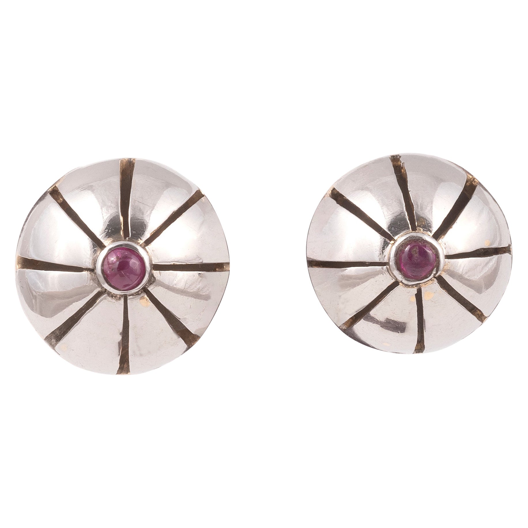 Coppia di orecchini retrò in platino e rubino cabochon