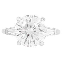 GIA-zertifizierter 5 Karat Diamantring mit rundem Brillantschliff und spitz zulaufendem Baguette-Diamant