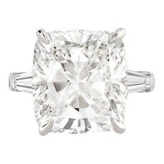 GIA-zertifizierter Diamantring mit 10 Karat im Kissenschliff und konisch zulaufendem Baguette-Diamant