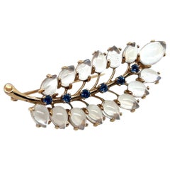 Broche rétro rare en forme de feuille en or, saphir et cabochon bleu en pierre de lune, 1970
