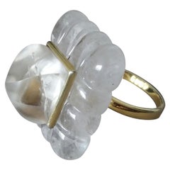 Anello con cristallo di rocca inciso a forma di piramide rettangolare in oro giallo 14 carati