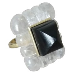 Anello con cristallo di rocca inciso a forma di piramide di onice nera a forma rettangolare in oro giallo 14 carati