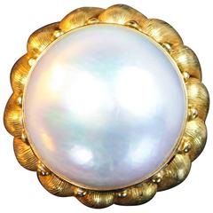 Retro 1970s Italian Mabe Pearl and Textured Yellow Gold Ring